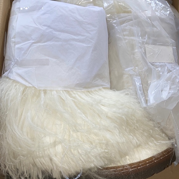Bearpaw White Boetis furry boots. Worn once. - Picture 2 of 6
